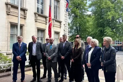 Партията на Фараж свали украинското знаме от фасадата на Общинския съвет на Есекс