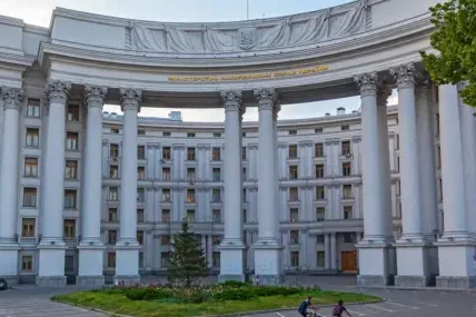 Повредени са ключови административни сгради в Киев