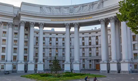 Повредени са ключови административни сгради в Киев