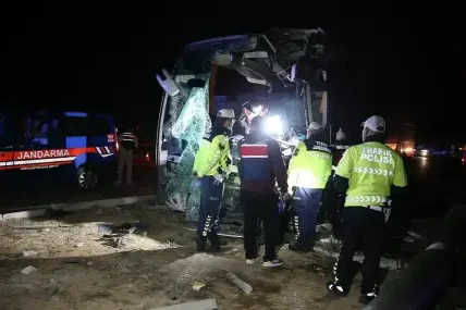Седем загинали и 30 ранени в автобусна катастрофа на пътя Измир-Анталия ВИДЕО