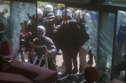 Турската полиция превзе с димки и водни оръдия централата на опозиционна партия