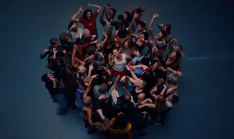 Хари Стайлс с ново ВИДЕО към “Dance No More”