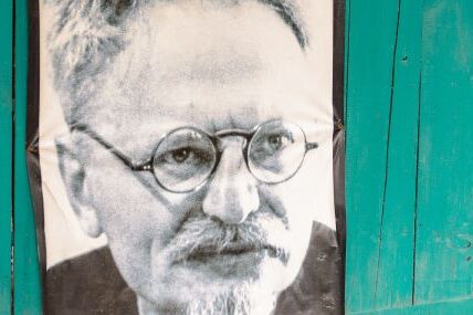 19 юни 1933 г. Франция дава политическо убежище на Лев Троцки