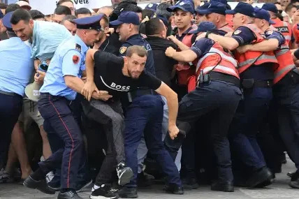 Албания: Протести и арести в Тирана