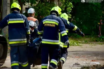 Ден на траур в Днипро заради 16-те жертви на руските удари. Откриха мъртви майка с двете й деца под руините