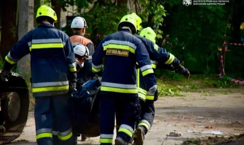Ден на траур в Днипро заради 16-те жертви на руските удари. Откриха мъртви майка с двете й деца под руините