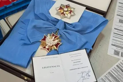 Зеленски върна по пощата връчения му от Полша Орден на Белия орел