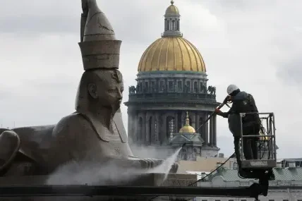 Киев удари Санкт Петербург, недостиг на бензин в Луганск