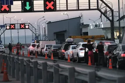 Криза в Крим: 1 300 коли блокирани пред моста за Керч