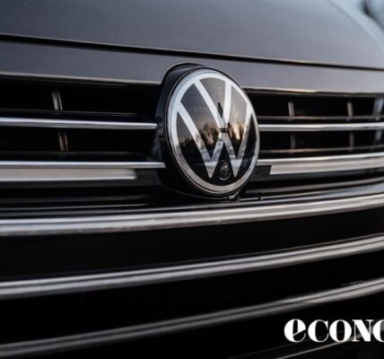 Криза във Volkswagen: Концернът обмисля закриване на четири завода и масови съкращения