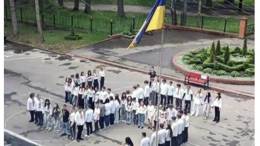 Манипулирана снимка внушава, че украински ученици са се наредили във формата на нацистка свастика