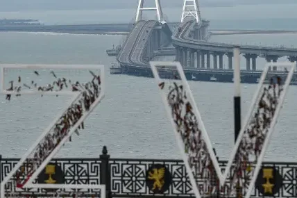 На Крим няма гориво. Хората бягат. Киев разрушава мостове.