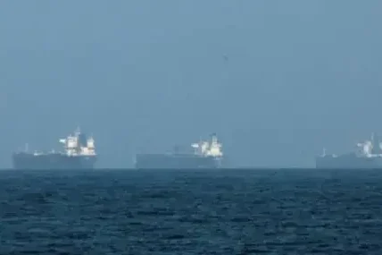 Над 100 търговски кораба преминали Ормузкия проток през последните два дни