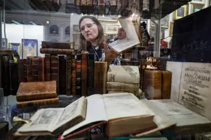 Осъдиха шестима грузинци във Франция за кражба на редки руски книги