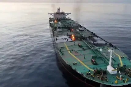 Пожар избухна на петролен танкер край Оман с 24 индийски моряци на борда