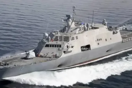 Пожар на американски военен кораб рани седем моряци