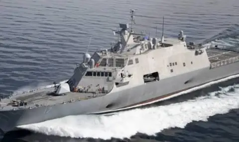 Пожар на американски военен кораб рани седем моряци