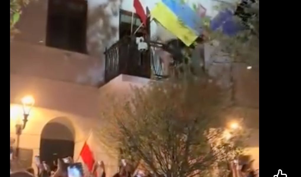 Старо видео подвежда, че свалят украински знамена „навсякъде в Полша”