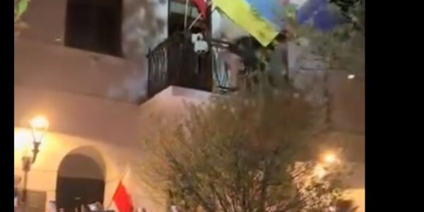 Старо видео подвежда, че свалят украински знамена „навсякъде в Полша”