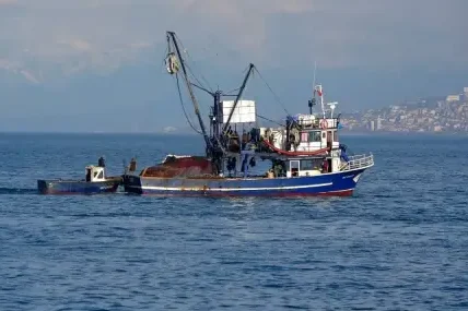 Турски риболовен кораб потъна след атака в Черно море, загина моряк