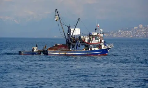 Турски риболовен кораб потъна след атака в Черно море, загина моряк