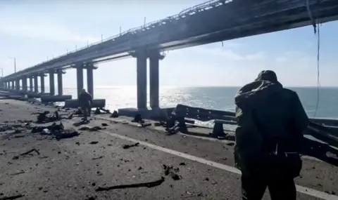 Украинската армия стяга примката около Крим
