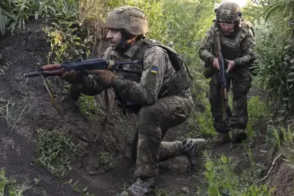 Украинските военни са поразили две петролни рафинерии в Русия