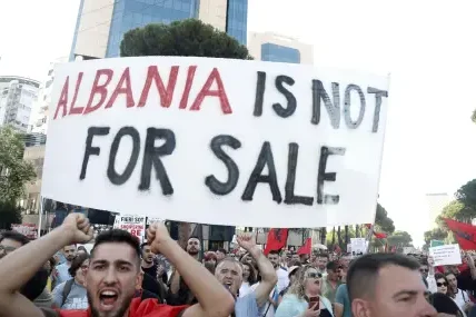 Хиляди албанци протестираха за 12-а поредна вечер срещу проект за застрояване на защитени зони