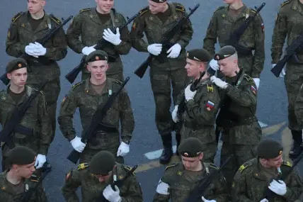 Щедри заплати и трикове: Как вербуват руснаци за фронта