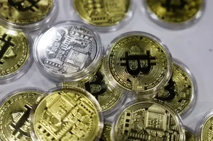 Защо се срива биткойнът?
