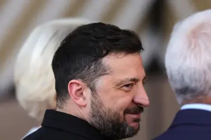 Зеленски представя антибалистична програма в Париж, докато Украйна удължава военното положение