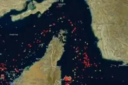 Иран затяга хватката в Ормуз: Търговски кораби въртят резки завои край Оман