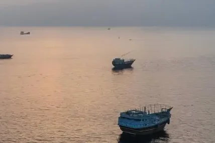 Ирански сили обстрелваха търговски кораби в Ормузкия проток