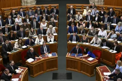 Конституционна криза в Унгария: Парламентът гласува отстраняването на президента Тамаш Шуйок ОБЗОР
