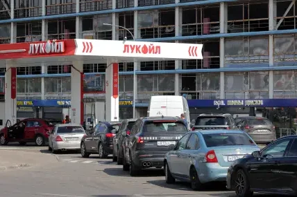 Кризата с горивата в Русия излезе извън контрол: жители на Москва питат „Как така няма бензин, нали сами добиваме петрол?”