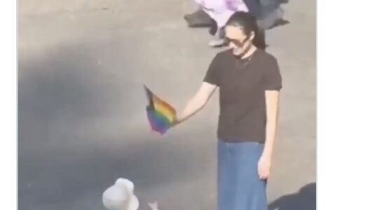 Не, това не е истинско видео на дете, което хвърля прайд знаме в кошче за отпадъци