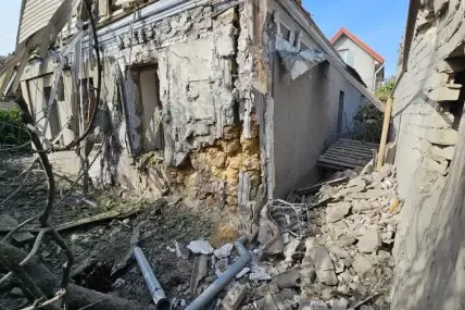 Нова руска атака над Херсон: Артилерийски удар уби мъж и разруши домове