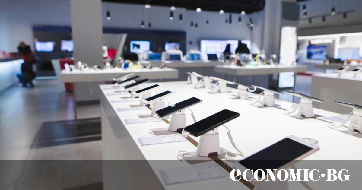 Пазарът на смартфони се срина до 13-годишно дъно
