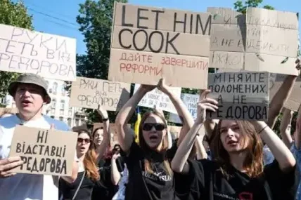 Политическата ситуация в Украйна: Правителствена криза, улични протести и рокади в отбраната ОБЗОР
