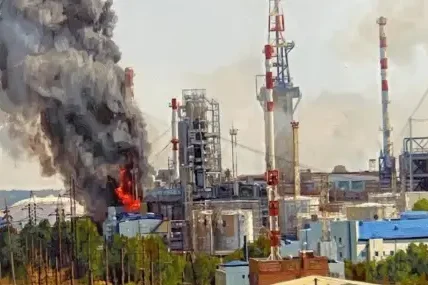 Потушен е пожарът в рафинерията в Тюмен след удара на ВСУ