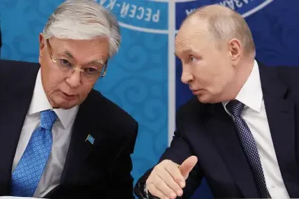 Президентът на Казахстан направи безпрецедентен коментар в присъствието на Путин: експерт смята, че това е послание от Китай за спиране на войната