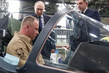 Путин разгледа модернизиран самолет Як-130М, който преди месец извърши първия си полет
