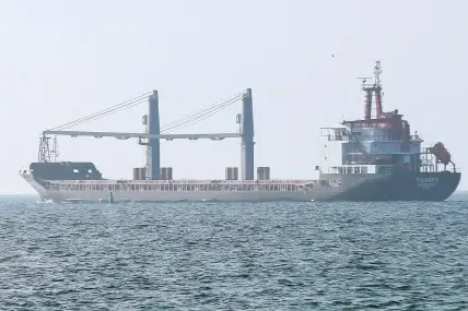 Русия твърди, че е поразила кораб с военен товар край Одеса