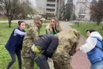 Скандал в Лвов: Военни пребиха мъж на улицата