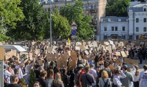 Трети ден протести в Украйна: Искат оставката на Сирски