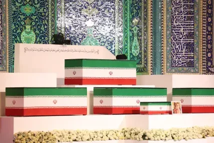 Тялото на върховния лидер на Иран бе докарано в религиозния комплекс в Техеран