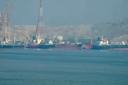 IRGC блокира петролни танкери в Ормузкия пролив, CENTCOM отвърна с удари в Хормозган