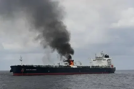 Атака срещу танкер на 11 мили от Оман: Корабът е неуправляем