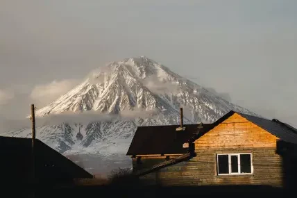 Дъждове блокираха близо 150 туристи на вулкан в Камчатка