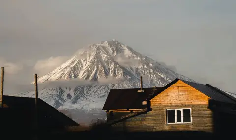 Дъждове блокираха близо 150 туристи на вулкан в Камчатка